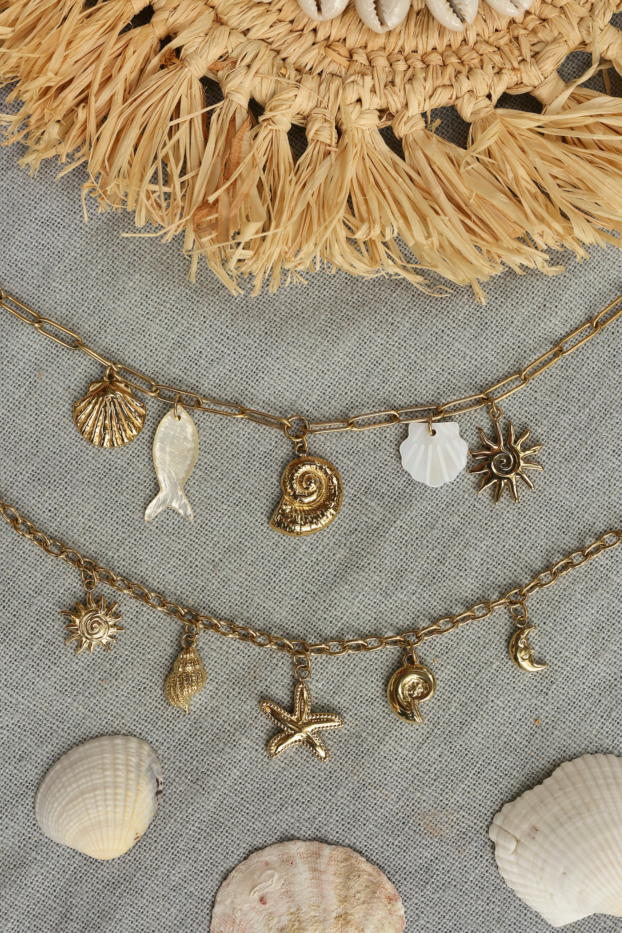 Bracelet maille doré Nelly pendentifs coquillages, soleil et poisson - Bijou porté
