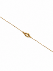 Bracelet fin doré Noella orné d'un coquillage cauri - Bijou sur fond blanc