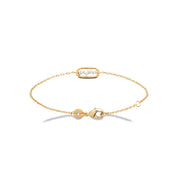 Bracelet doré Penelope à chaîne fine orné d’un anneau rectangulaire serti de zircons - Bijou sur fond blanc