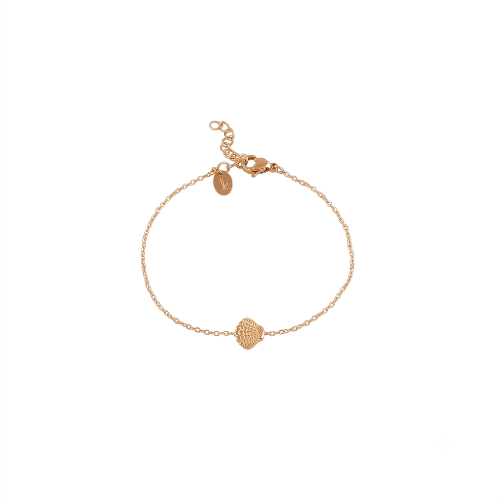 Bracelet doré Priam chaîne fine orné d'un coquillage - Bijou sur fond blanc