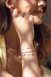 Bracelet doré Rudy orné de fleurs multicolores et de pampilles en forme de cœur - Bijou porté