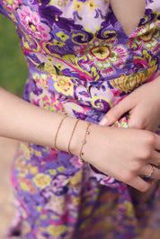 Bracelet doré Rudy orné de fleurs multicolores et de pampilles en forme de cœur - Bijou porté