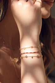 Bracelet doré Rudy orné de fleurs multicolores et de pampilles en forme de cœur - Bijou porté
