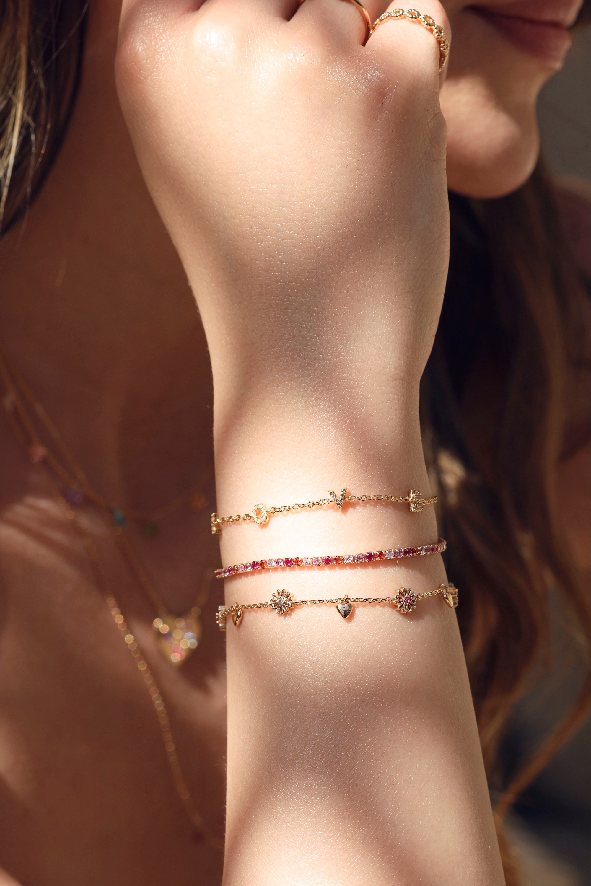 Bracelet doré Rudy orné de fleurs multicolores et de pampilles en forme de cœur - Bijou porté