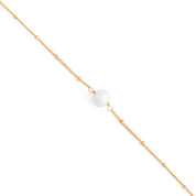 Bracelet doré Seona chaîne perlée et perle en nacre - Bijou sur fond blanc
