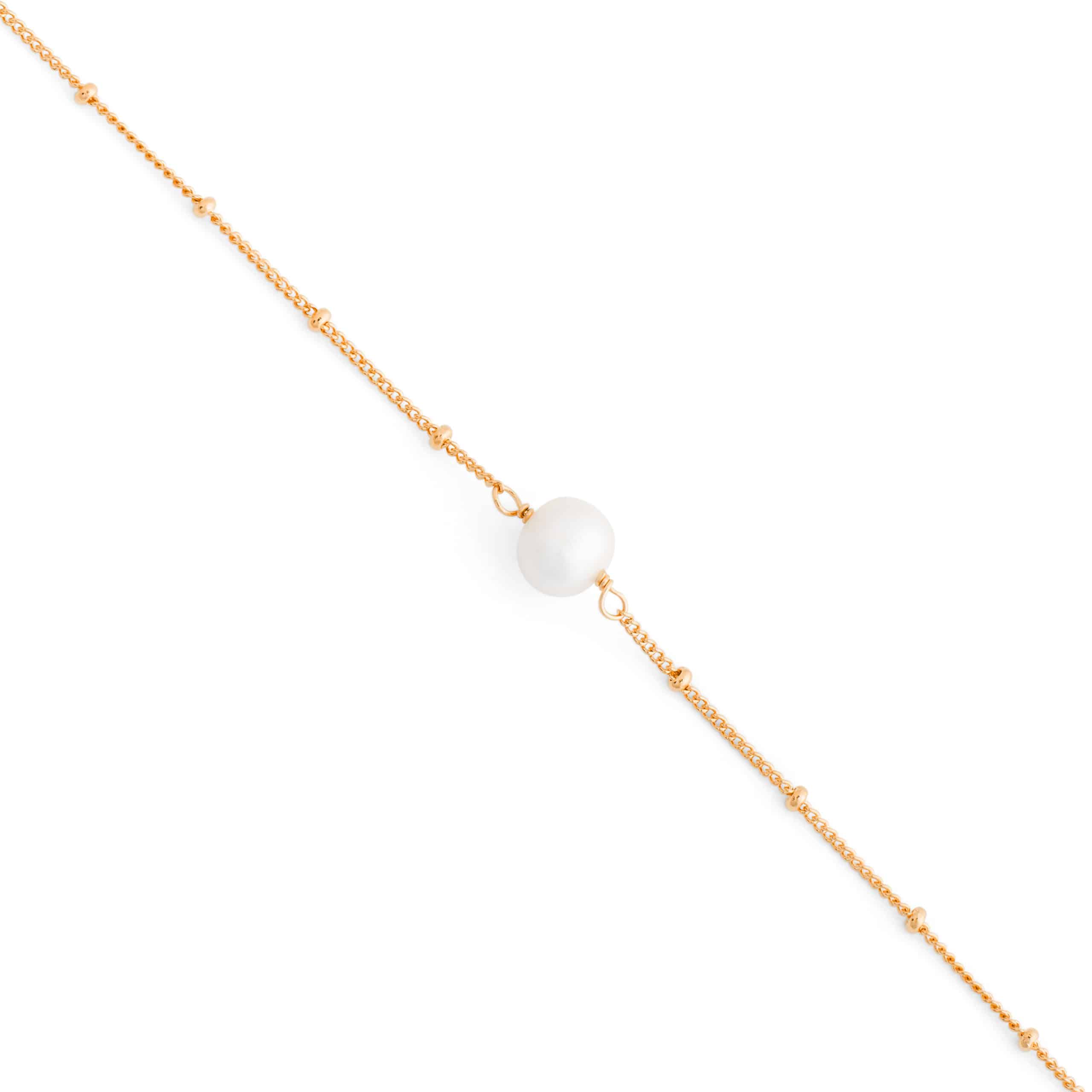 Bracelet doré Seona chaîne perlée et perle en nacre - Bijou sur fond blanc