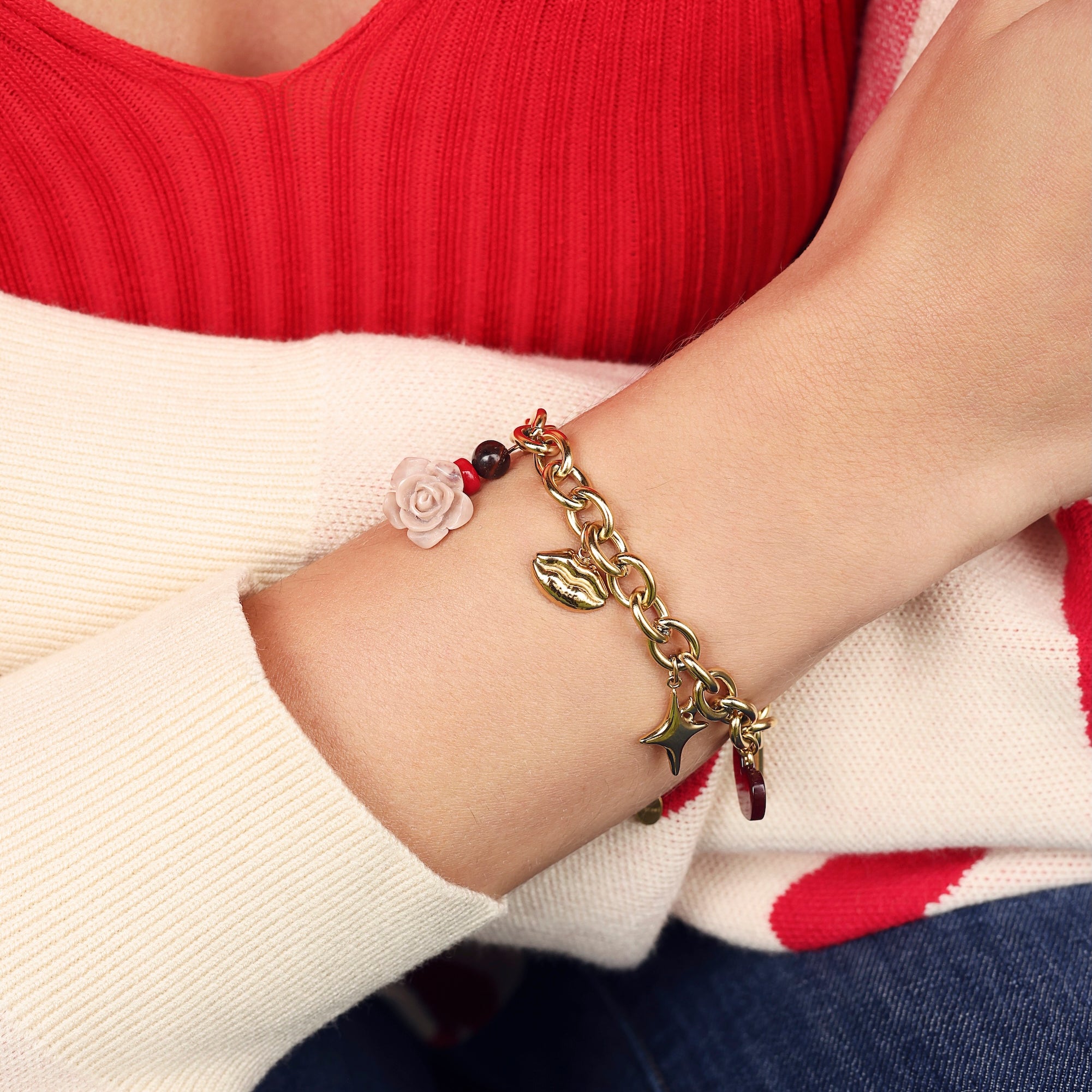 Bracelet doré Swanne maille avec pendentifs rose, bouche, étoile, coeur et amulette avec inscription "amour" - Bijou porté