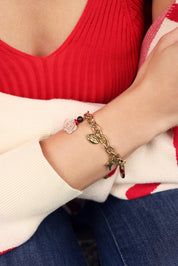 Bracelet doré Swanne maille avec pendentifs rose, bouche, étoile, coeur et amulette avec inscription "amour" - Bijou porté