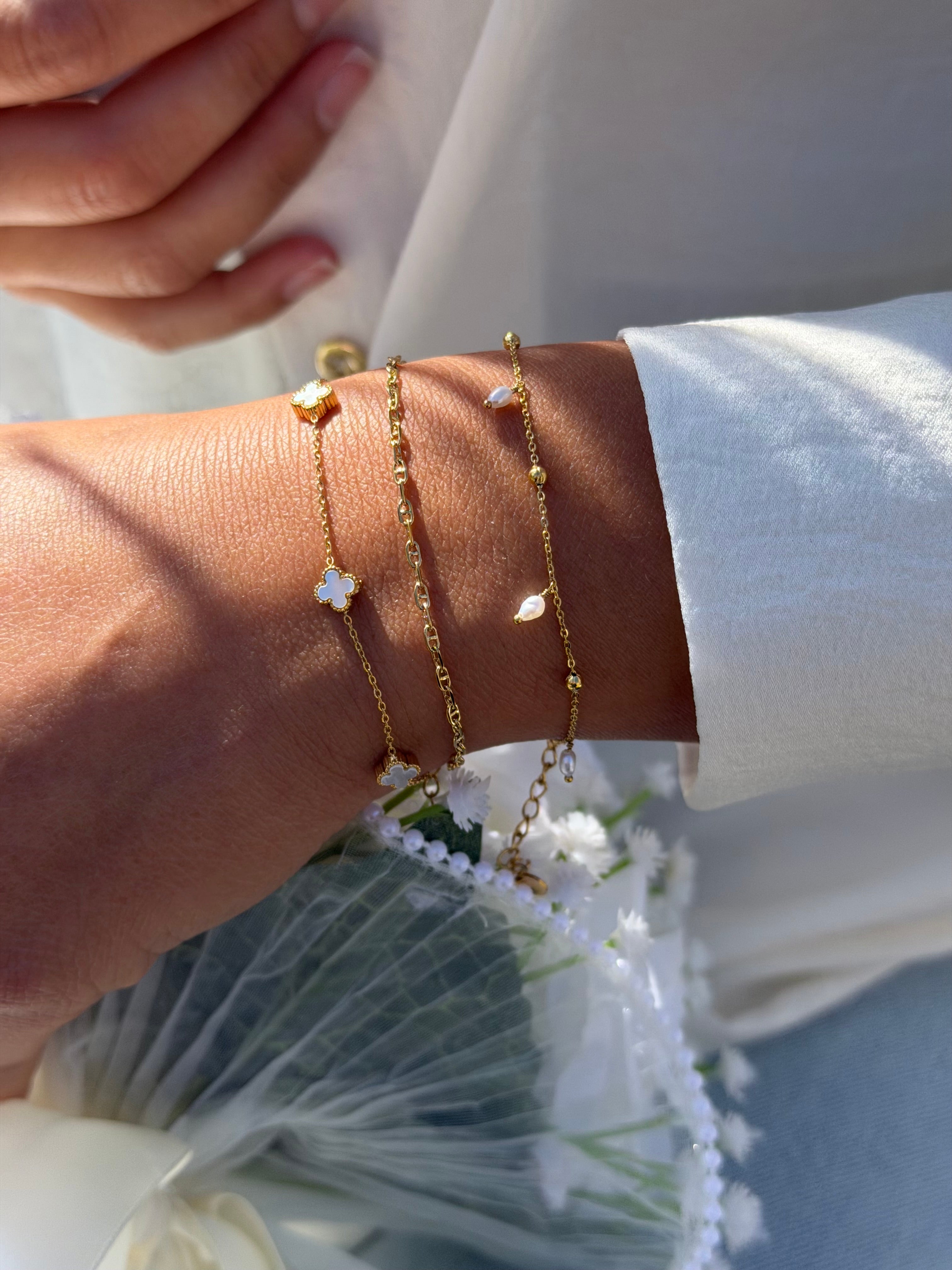 Bracelet doré Tae chaîne perlée ornée de pampilles en nacre - Bijou porté