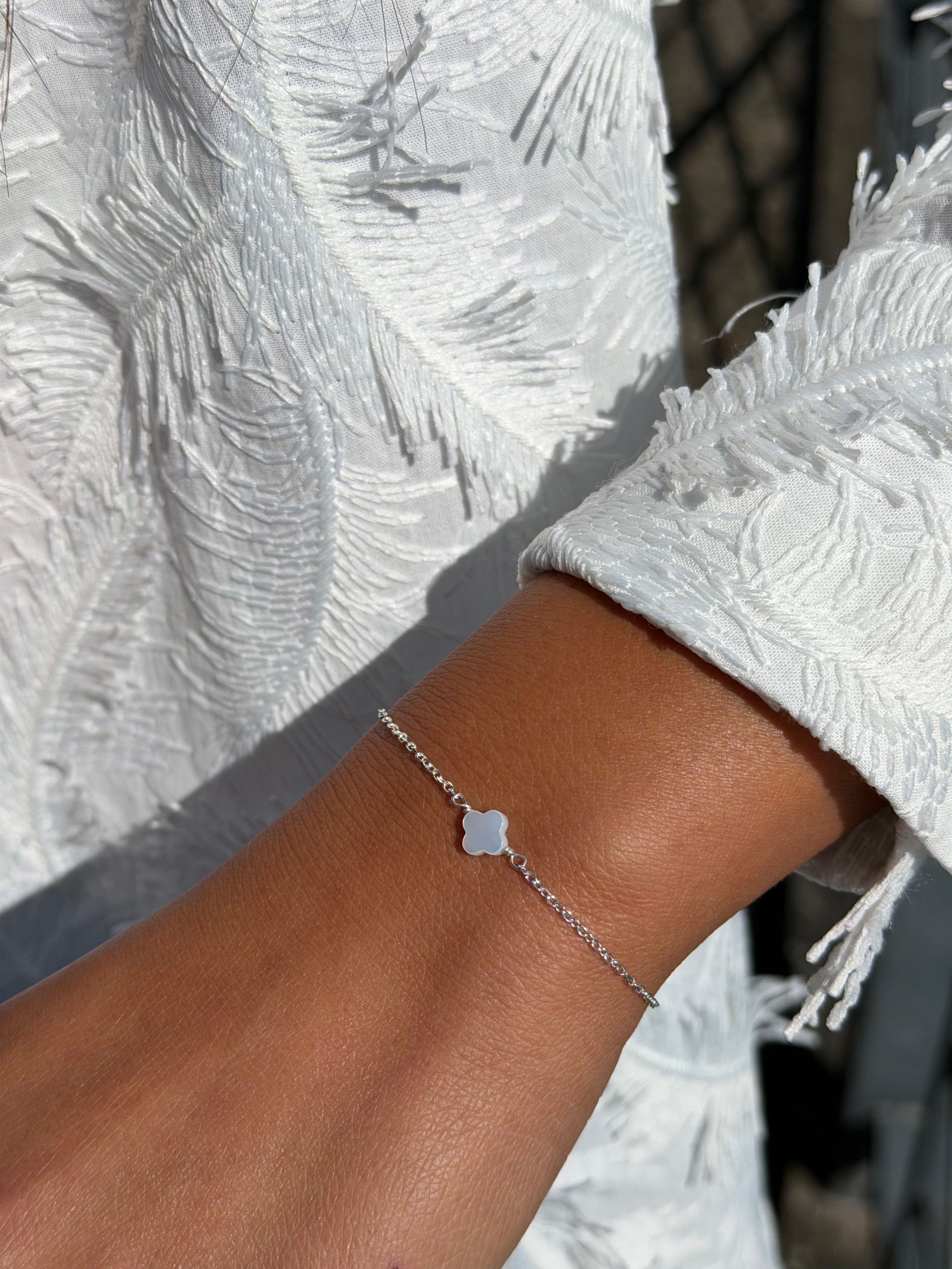 Bracelet en argent Thely trefle avec motif trèfle en nacre - Bijou porté