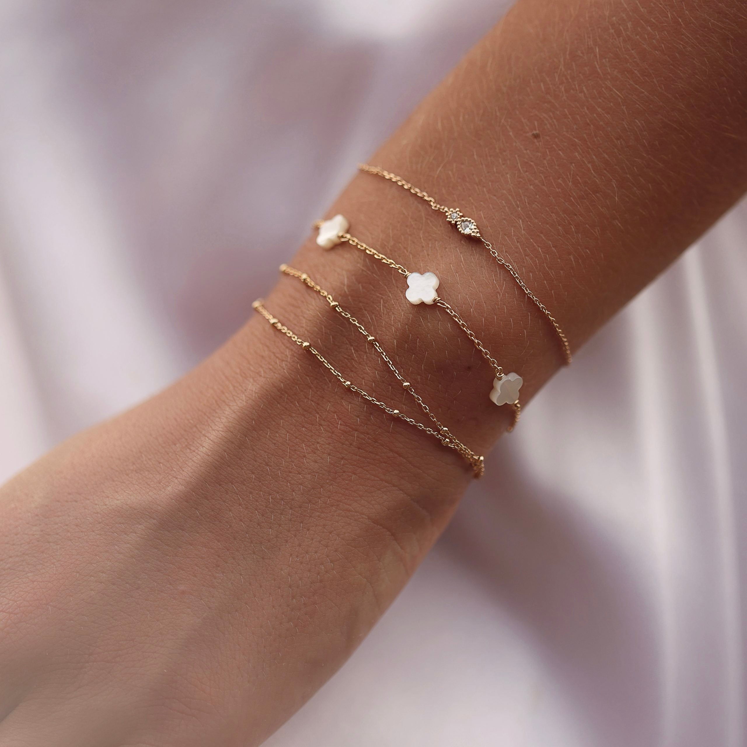 Bracelet doré Tiana double chaîne perlée - Bijou porté