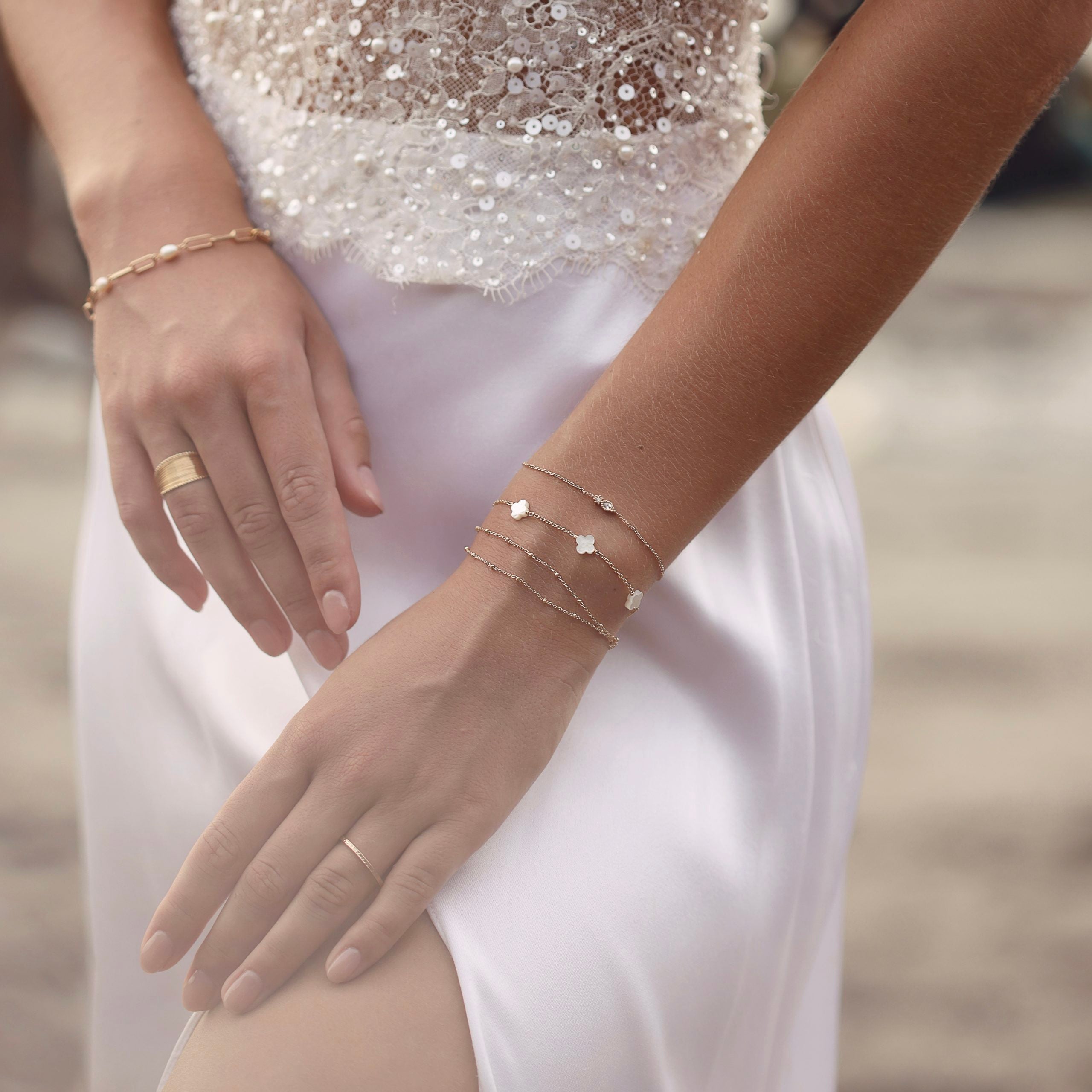 Bracelet doré Tiana double chaîne perlée - Bijou porté