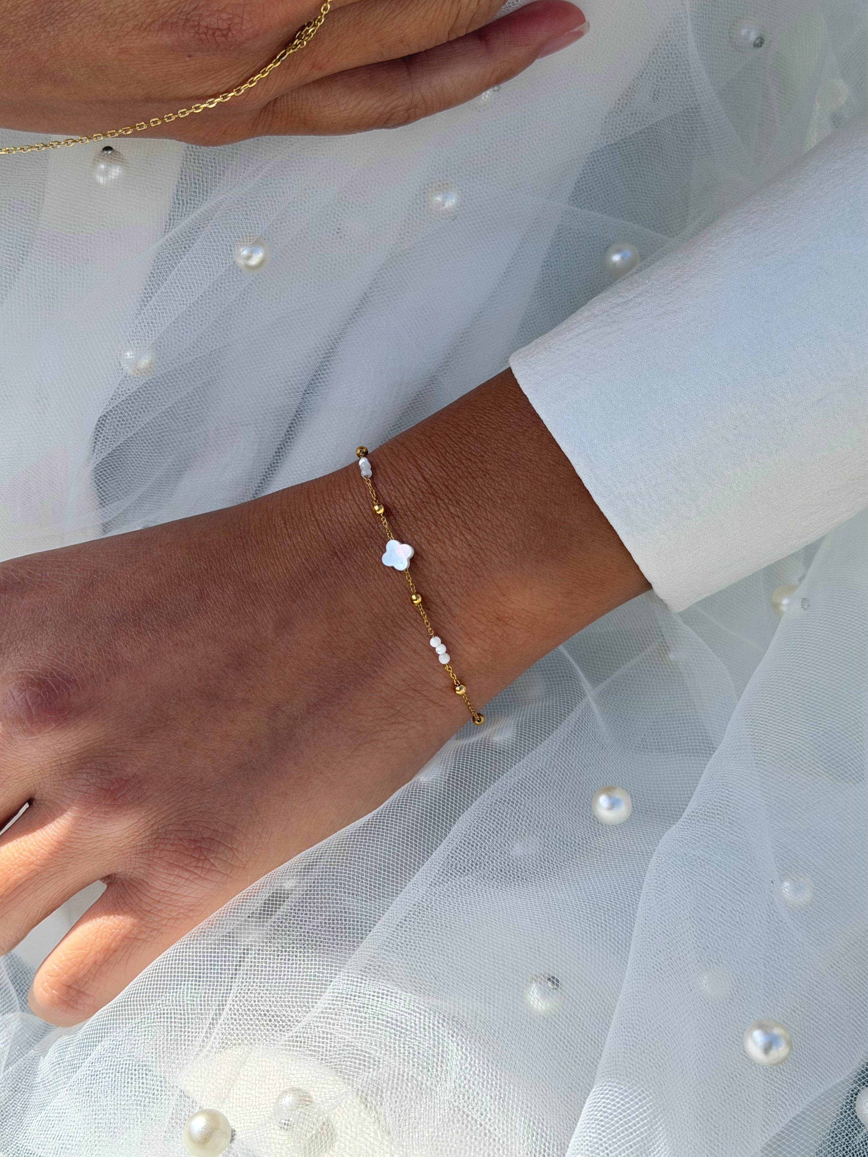 Bracelet doré Tiara chaîne perlée ornée d'un trèfle en nacre et de petites perles - Bijou porté