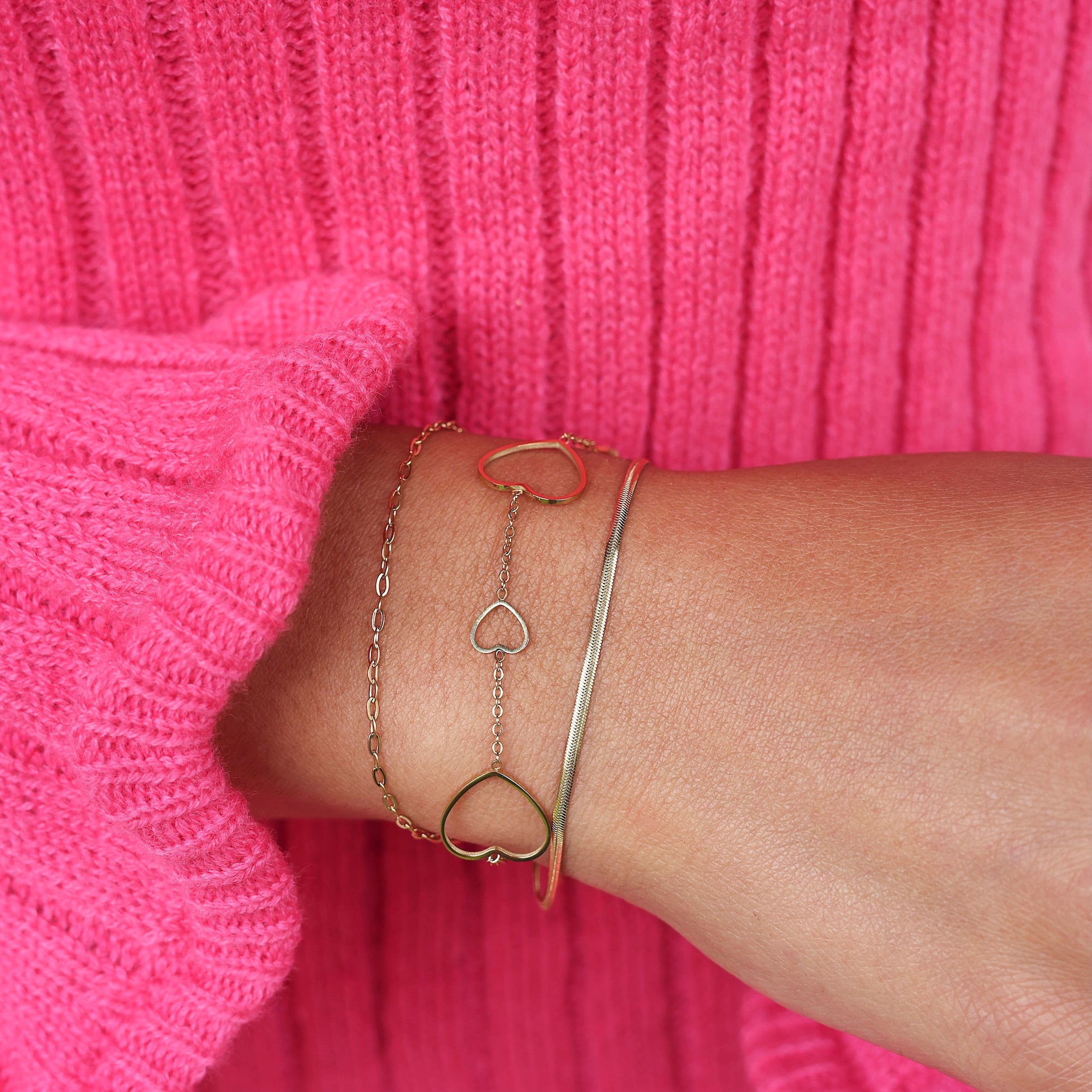 Bracelet doré Weslie à triple chaîne orné de cœurs - Bijou porté