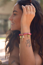 Bracelet doré Yarina bandana rose avec pendentifs étoile de mer, coquillage, poisson, œil et perles en nacre - Bijou porté
