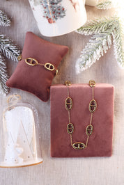 Bracelet doré Zaira en maille marine - Bijou photographié sur un présentoir en velours rose