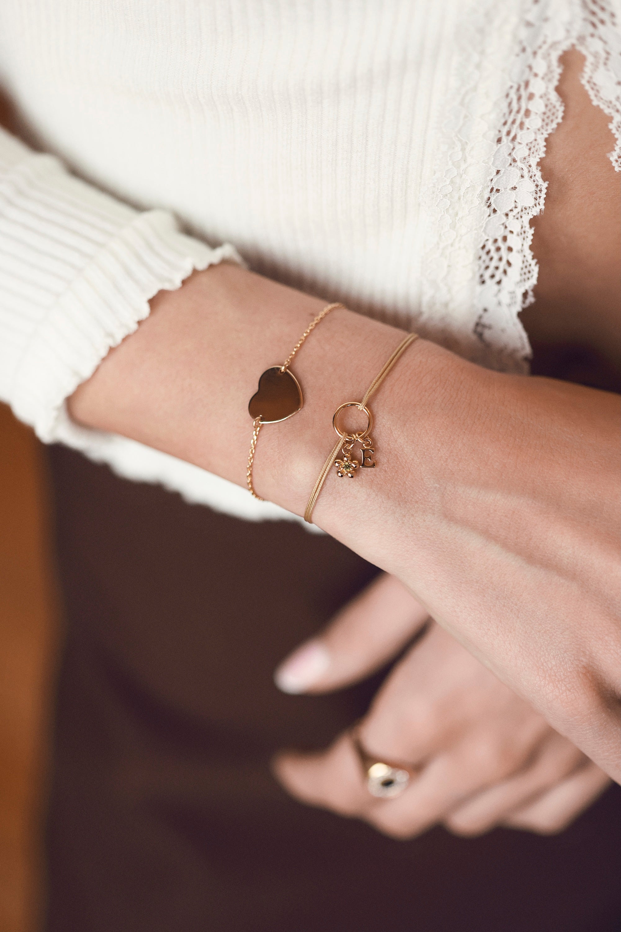 Bracelet personnalisable doré Adelie chaîne fine et médaille en forme de cœur à graver - Bijou porté