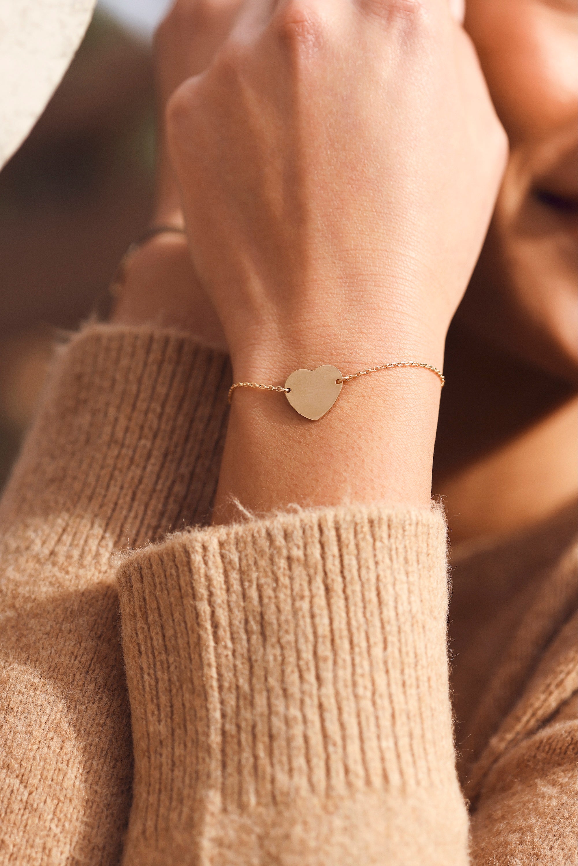 Bracelet personnalisable doré Adelie chaîne fine et médaille en forme de cœur à graver - Bijou porté