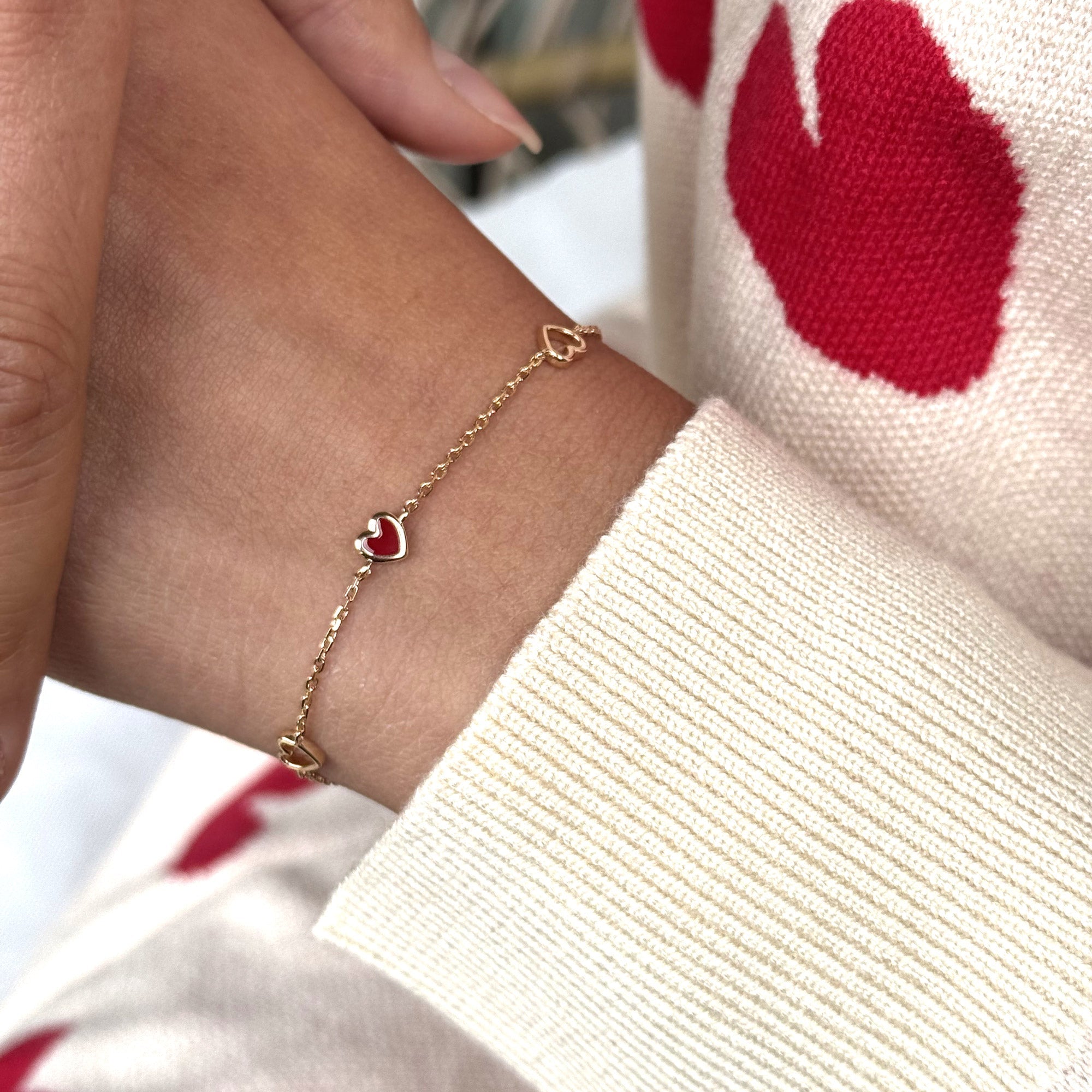 Bracelet doré Aimie cœurs rouges - Bijou porté
