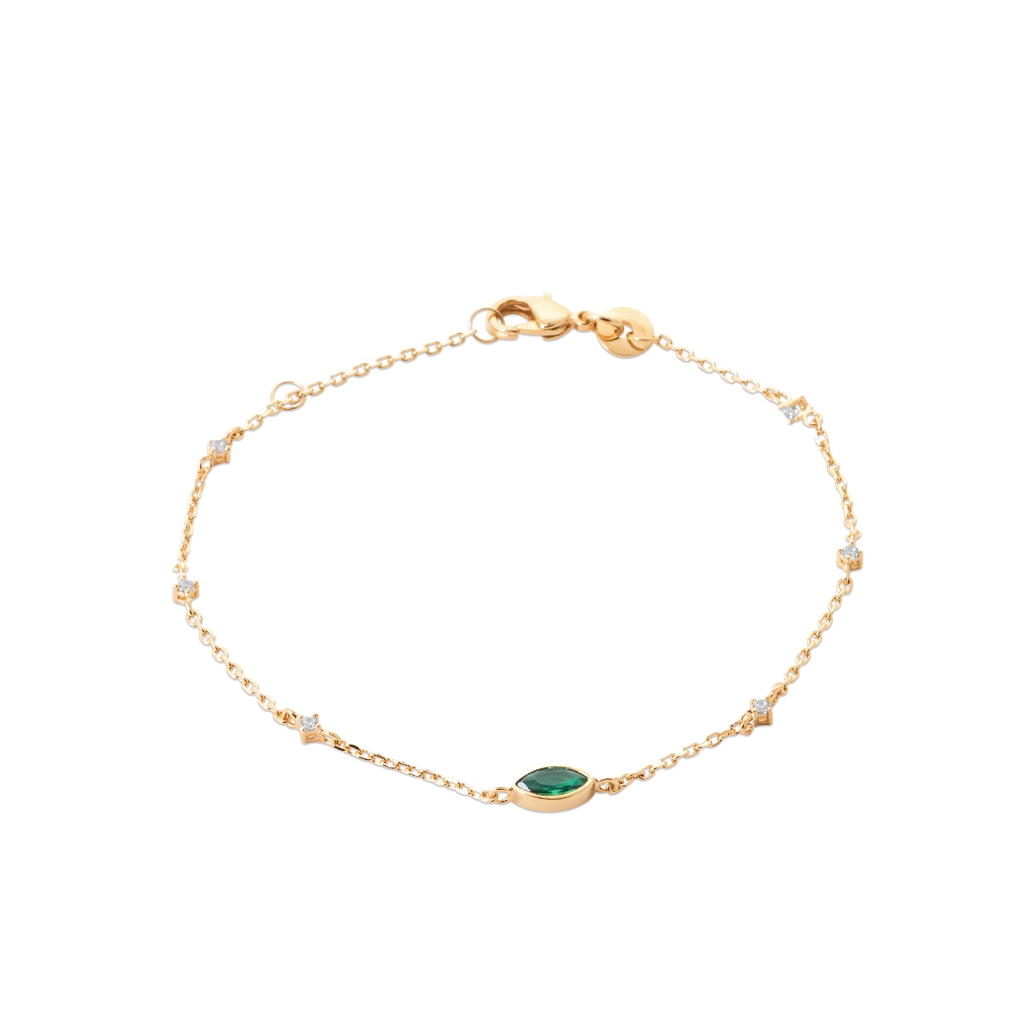 Bracelet doré Alvina à chaîne fine orné de zircons blancs et d’un zircon vert en forme d’œil - Bijou sur fond blanc