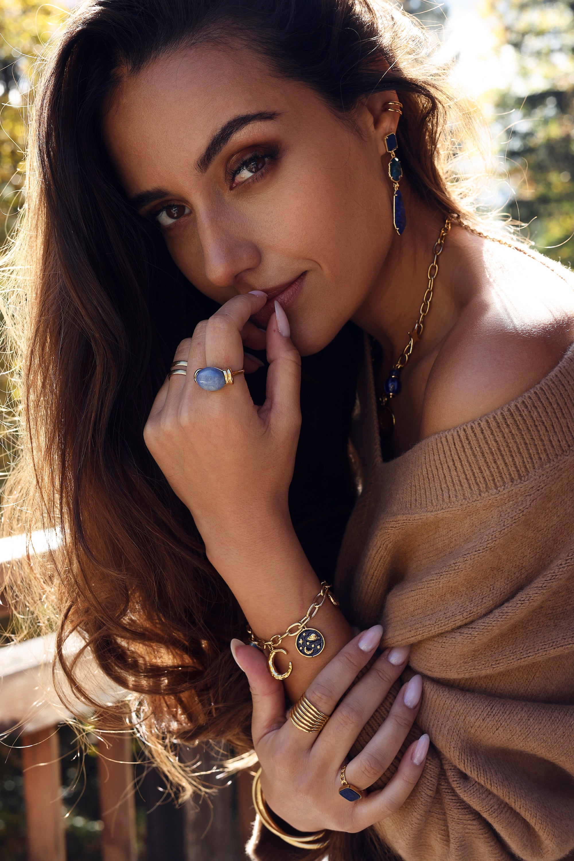 Bracelet en maille doré Alyssa avec pendentifs lunes, soleil, planète et étoiles - Bijou porté