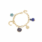 Bracelet en maille doré Alyssa avec pendentifs lunes, soleil, planète et étoiles - Bijou photographié sur fond blanc