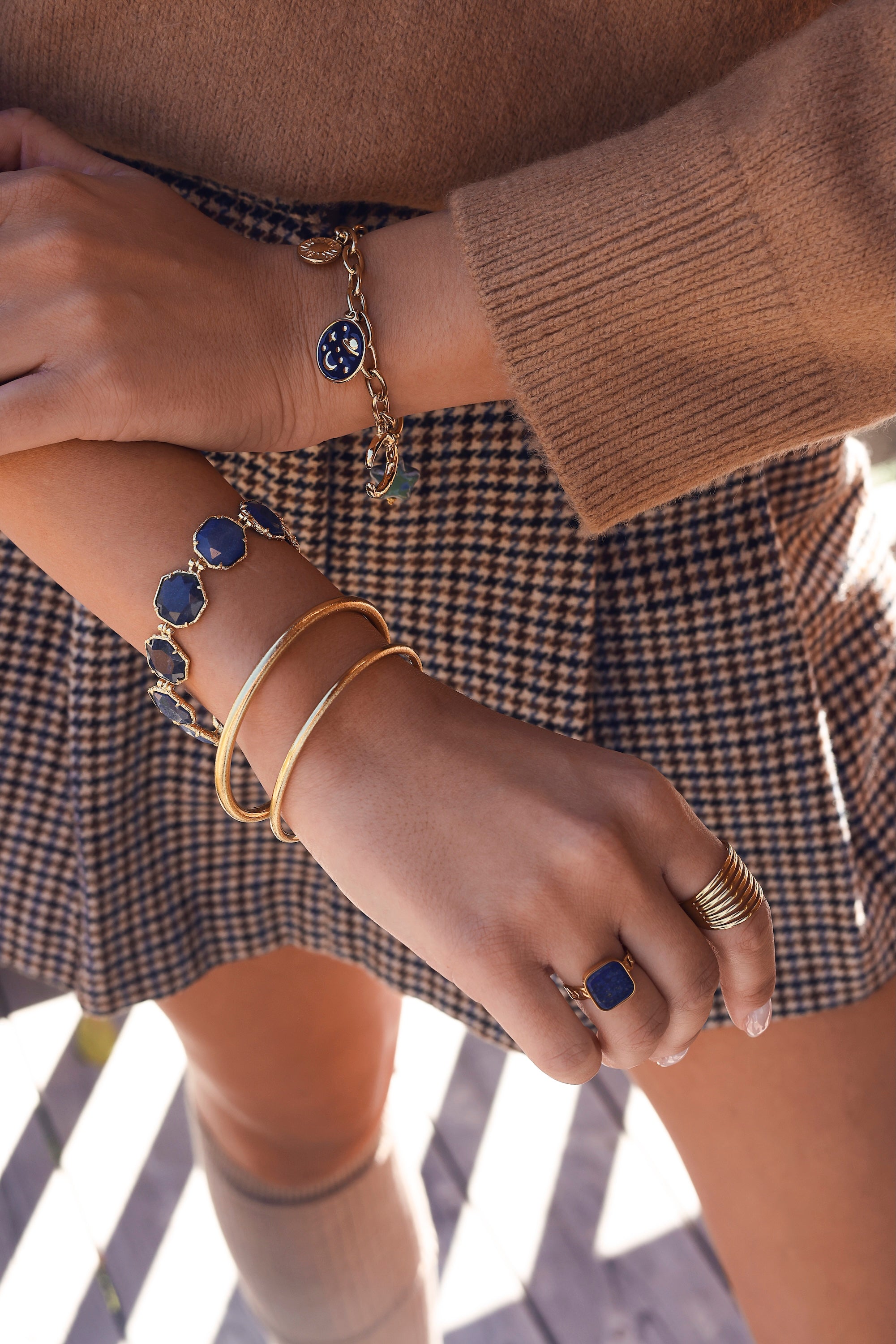 Bracelet en maille doré Alyssa avec pendentifs lunes, soleil, planète et étoiles - Bijou porté