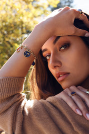 Bracelet en maille doré Alyssa avec pendentifs lunes, soleil, planète et étoiles - Bijou porté
