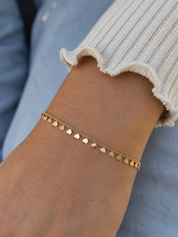 Bracelet doré Amore orné de pampilles en forme de cœur - Bijou porté