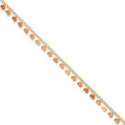 Bracelet doré Amore orné de pampilles en forme de cœur - Bijou sur fond blanc