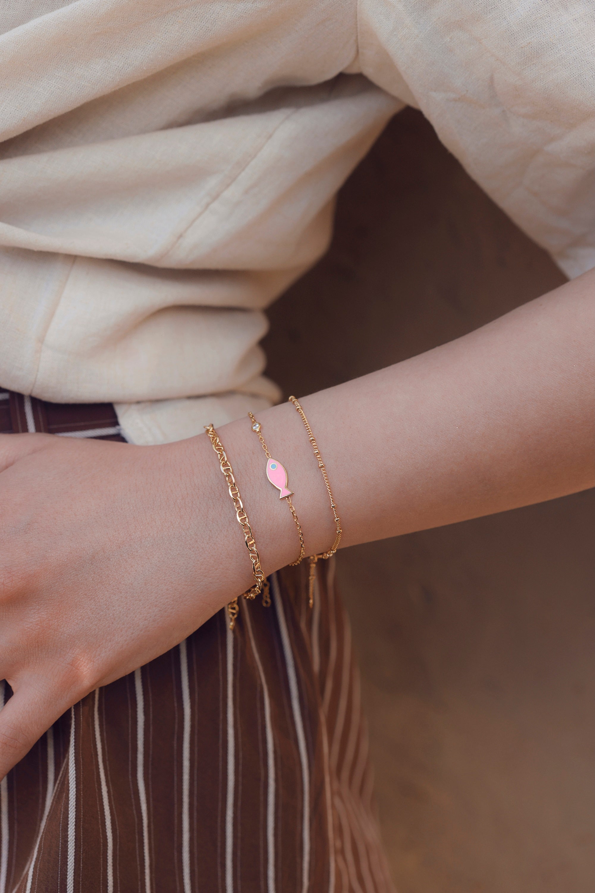 Bracelet fin doré Anira en maille marine - Bijou porté