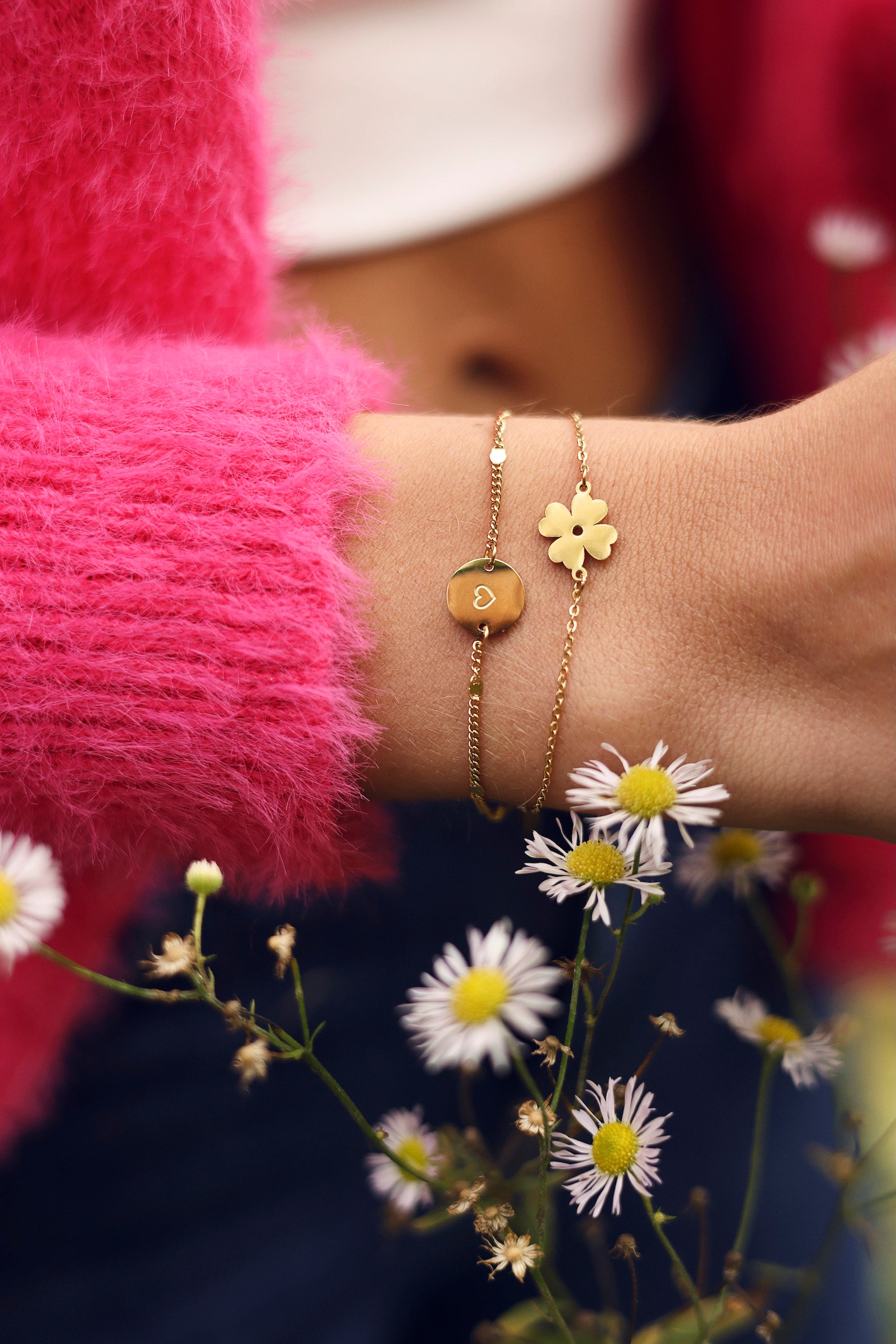 Bracelet doré Aniva coeur à double chaîne avec trèfle et médaille gravée d’un cœur - Bijou porté
