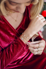 Bracelet doré Ariya orné de trois perles en nacre - Bijou porté