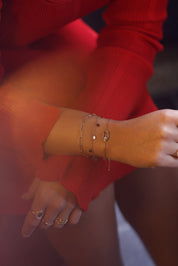 Bracelet doré Audrey orné d'une perle de nacre - Bijou porté