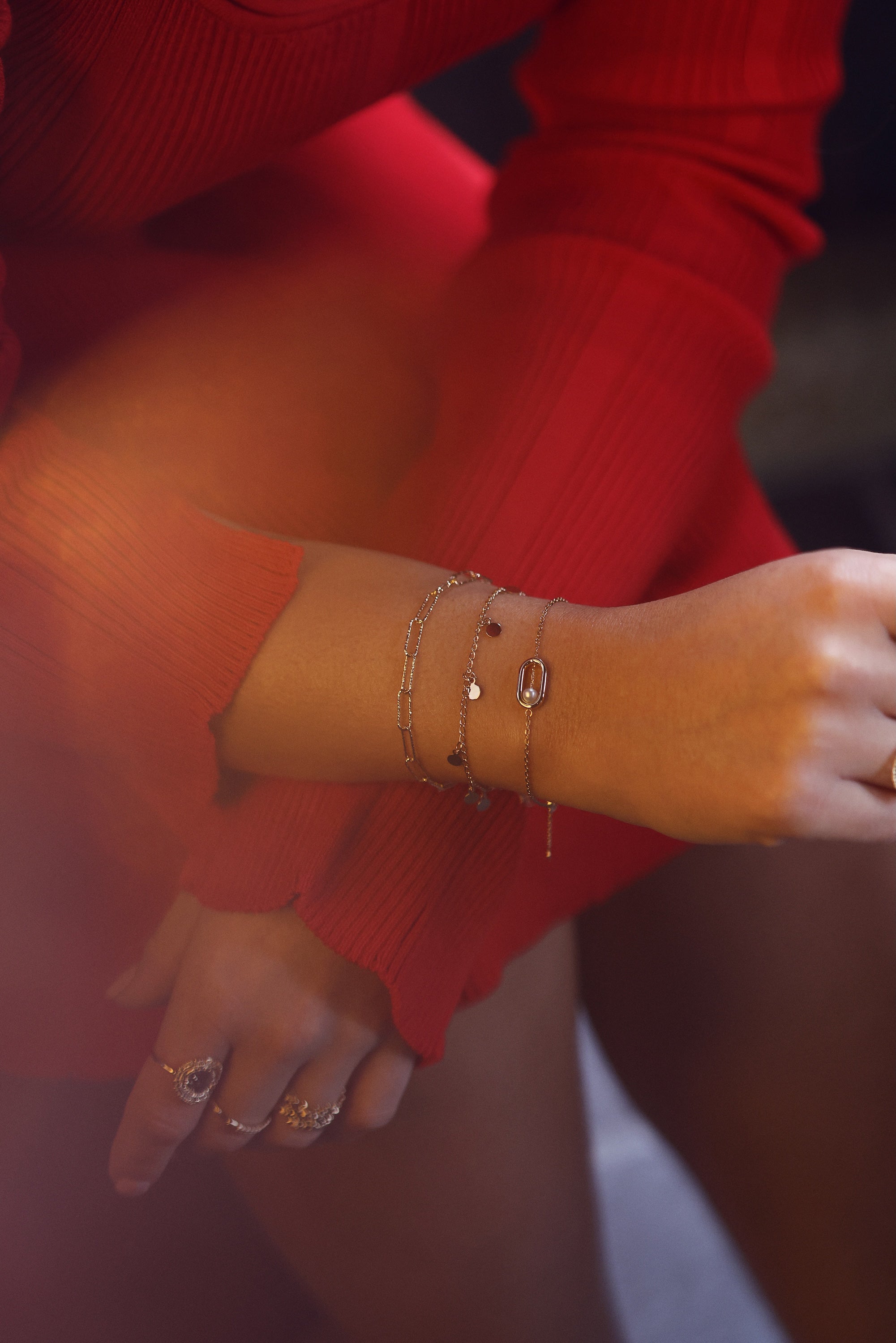 Bracelet doré Audrey orné d'une perle de nacre - Bijou porté