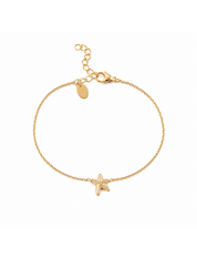 Bracelet doré Aynara chaîne fine orné d'une étoile de mer - Bijou sur fond blanc