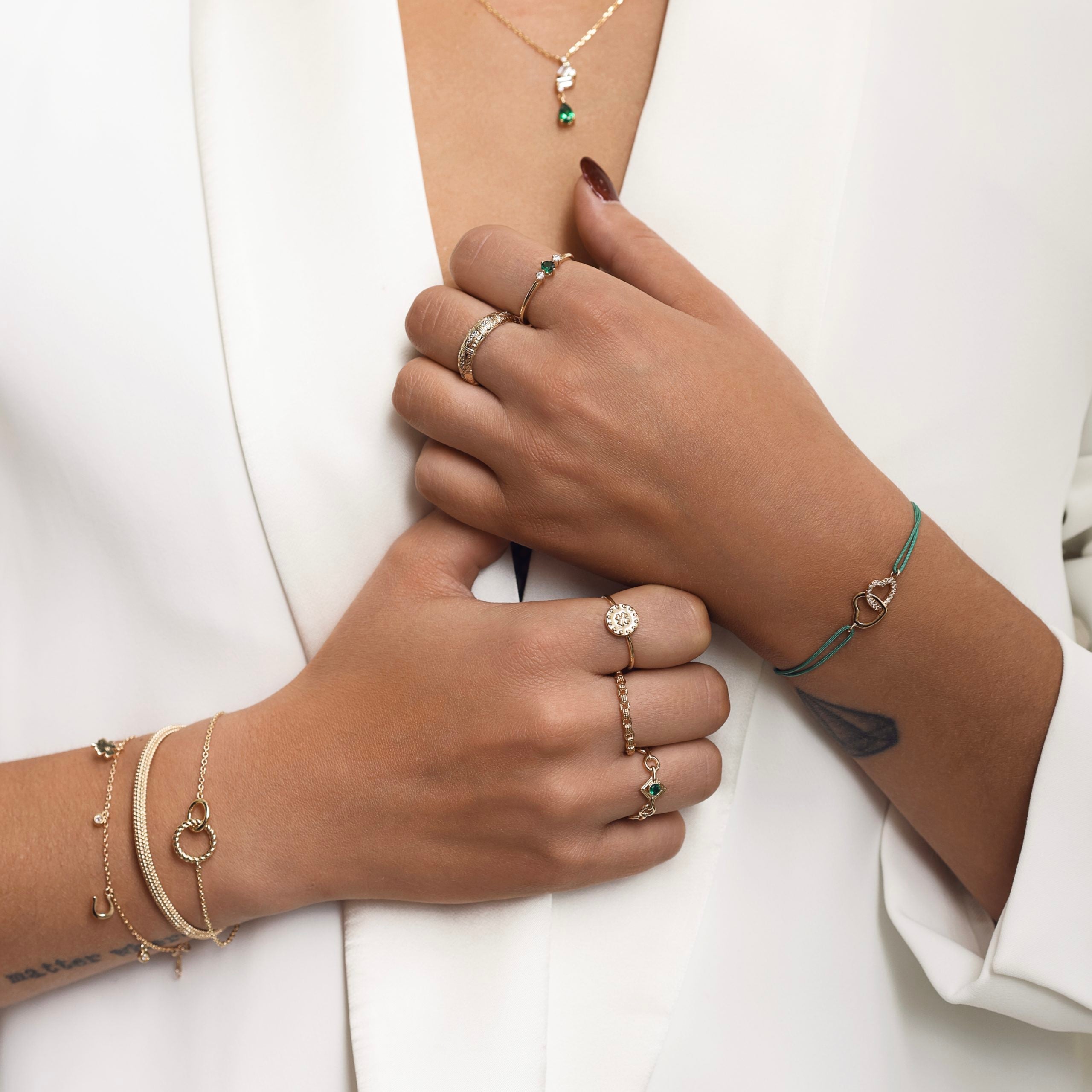 Bracelet doré Benny chaîne fine ornée de deux anneaux entrelacés - Bijou porté