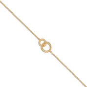Bracelet doré Benny chaîne fine ornée de deux anneaux entrelacés - Bijou sur fond blanc