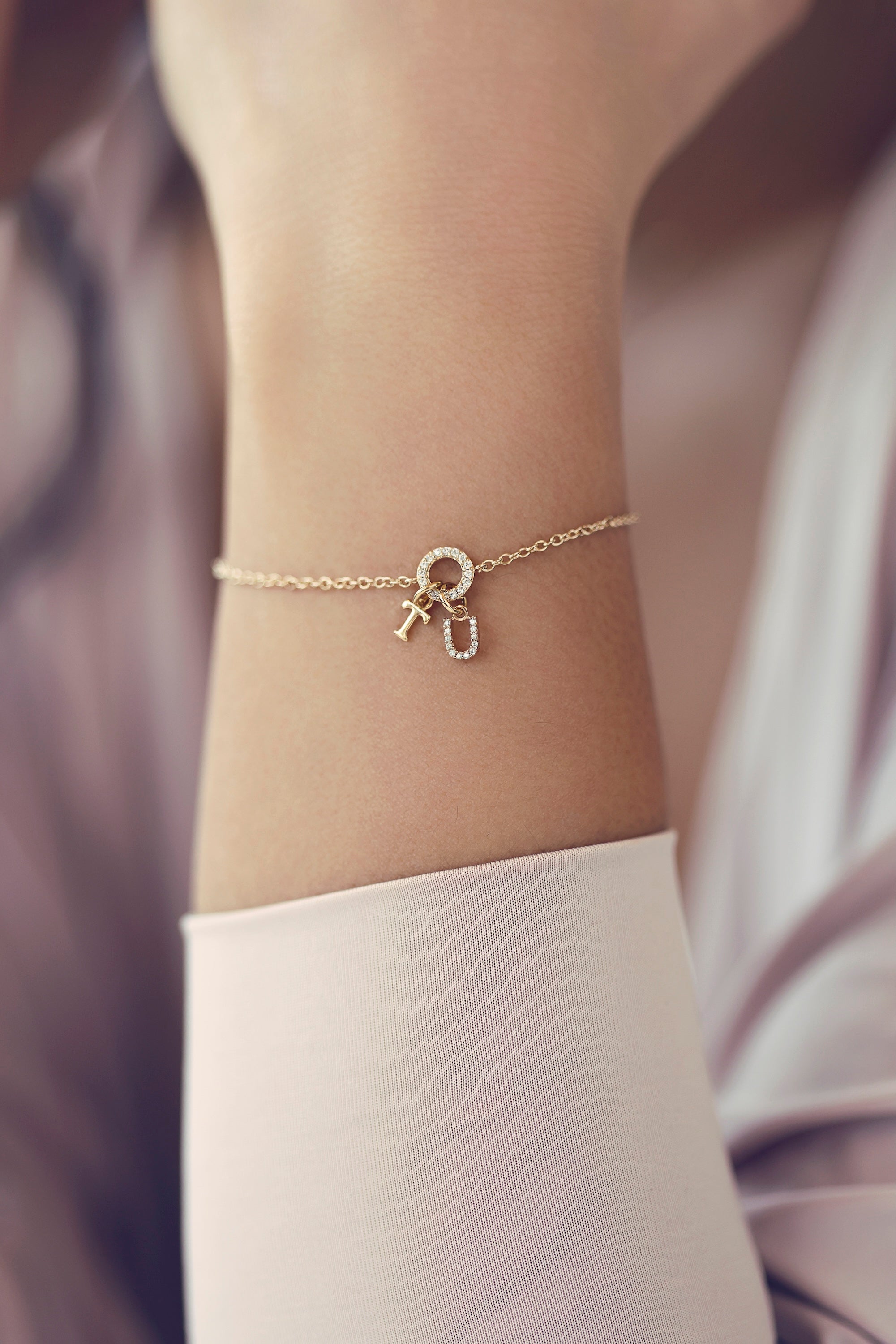 Bracelet personnalisable doré Betty anneau serti de zircons pour lettres de l'alphabet et charms - Bijou porté