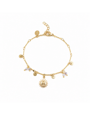 Bracelet doré Cassilde orné de pampilles martelées, de pierres en jaspe et d’un soleil - Bijou sur fond blanc