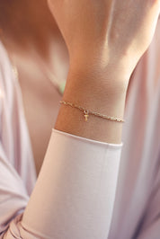 Bracelet personnalisable doré Castille maille fine orné d'un pendentif cadenas - Bijou porté