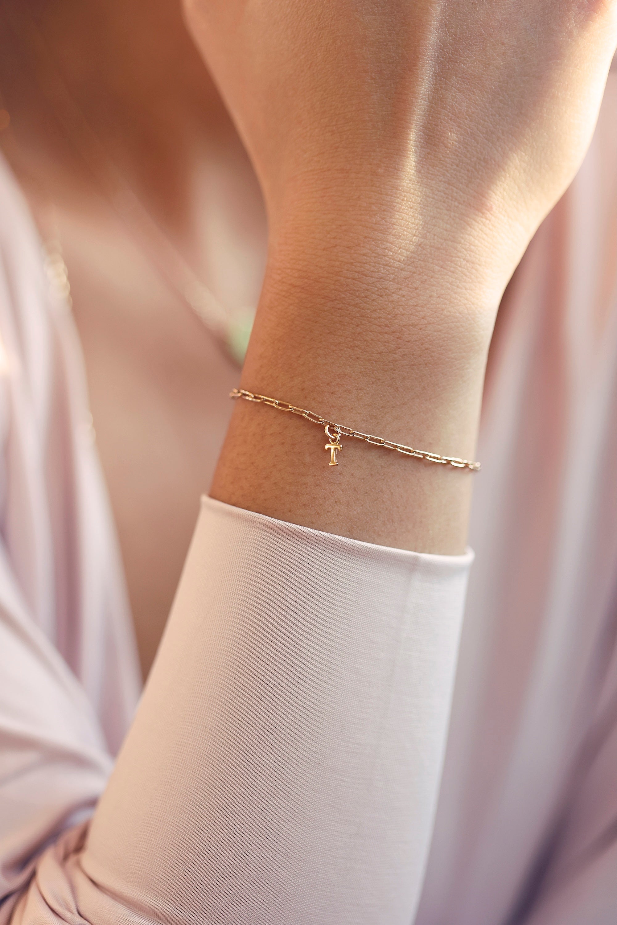 Bracelet personnalisable doré Castille maille fine orné d'un pendentif cadenas - Bijou porté