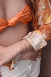 Bracelet doré Cléo orné de pampilles dauphin, tortue, poisson, étoile de mer et méduse - Bijou porté