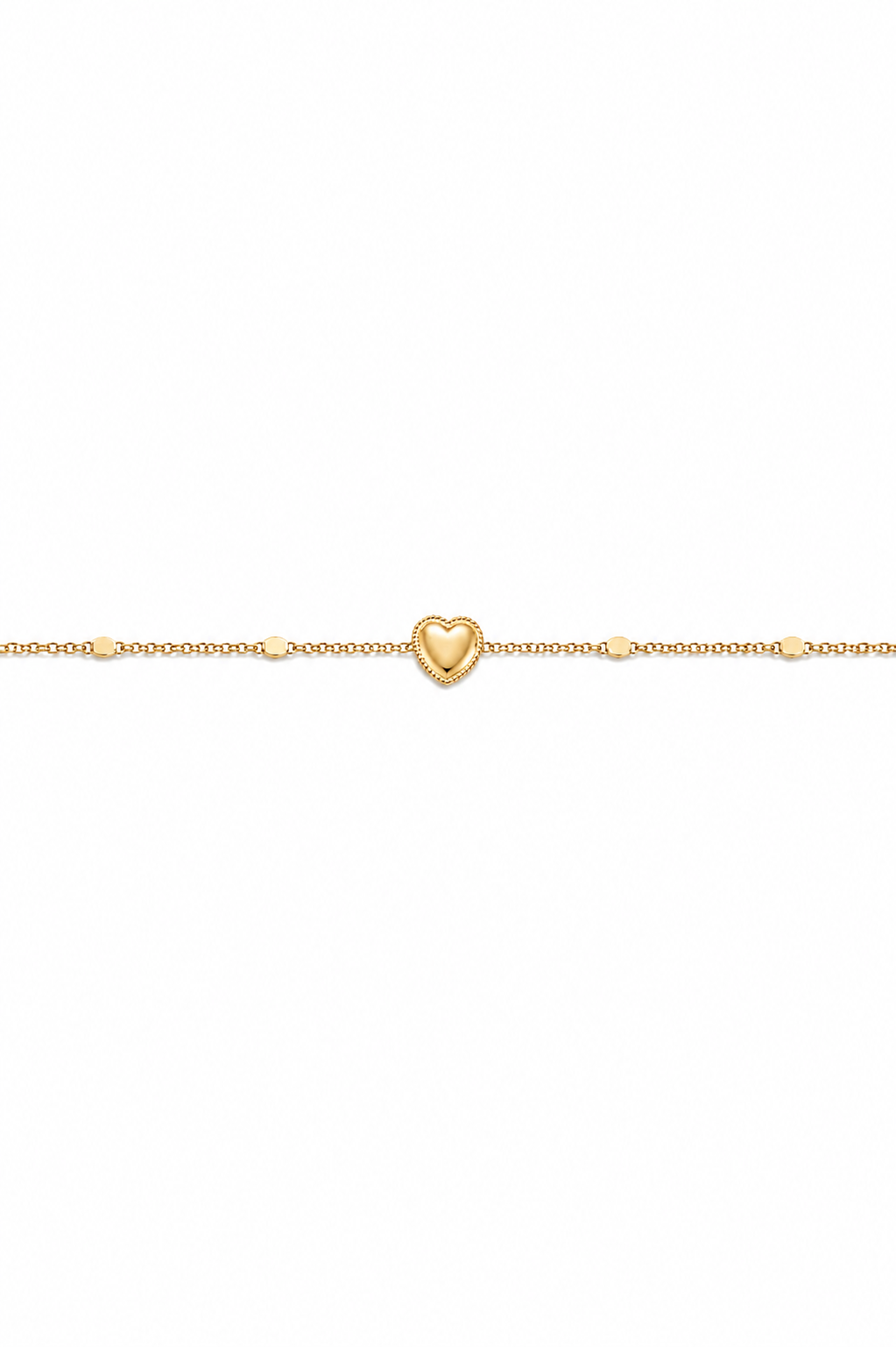 Bracelet pour enfant doré chaîne avec pastilles plates ornée d'un cœur - Bijou sur fond blanc
