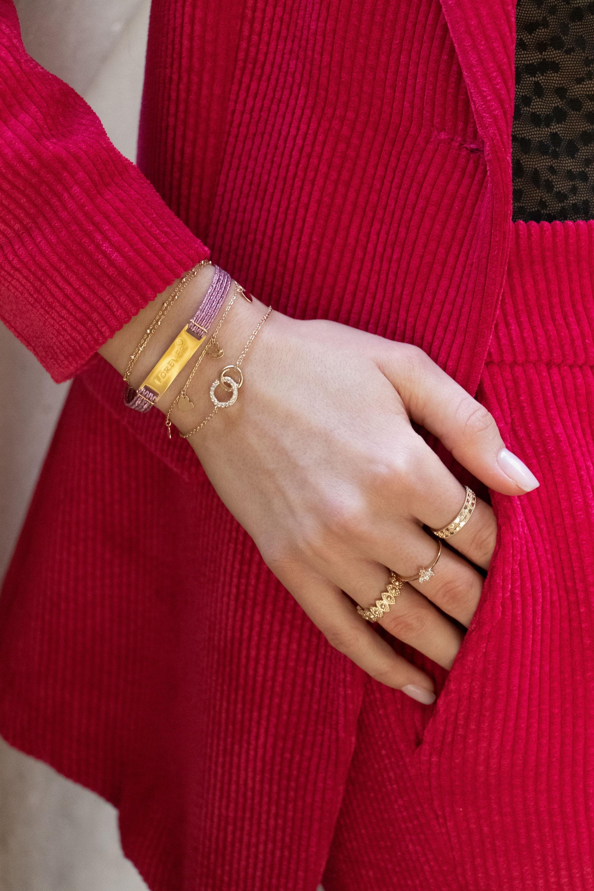 Bracelet doré Danae anneaux entrelacés avec zircons - Bijou porté