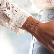 Bracelet doré Dayana anneau avec zircons - Bijou porté