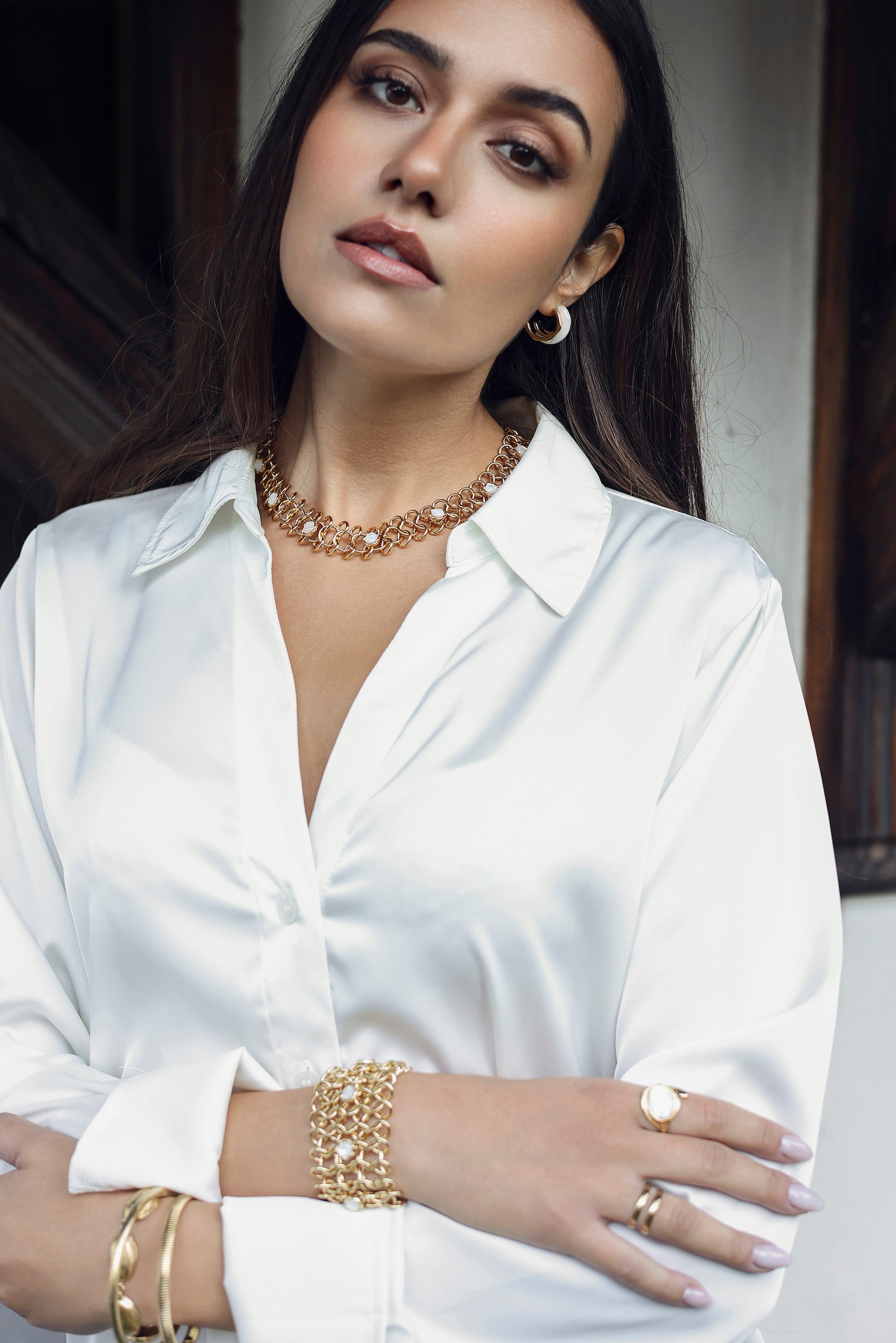 Bracelet manchette doré Dolli en maille épaisse orné de nacres - Bijou porté