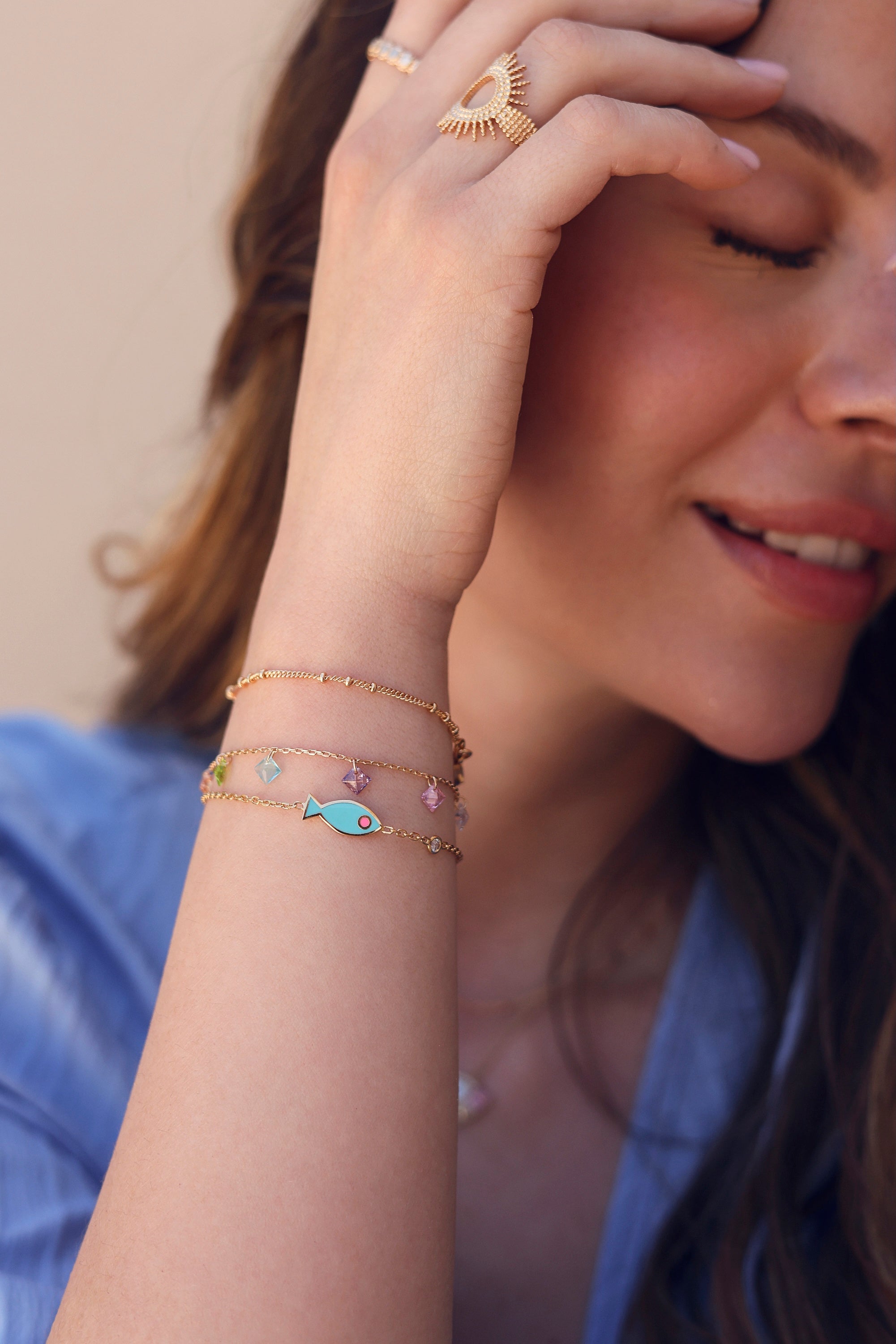 Bracelet doré Edwina orné de pampilles zircons multicolores en forme de losange - Bijou porté