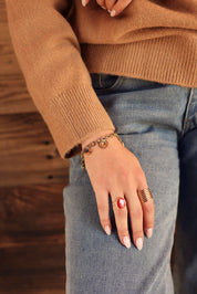 Bracelet en maille doré Elias avec pendentifs soleil, trèfle, cœur et hirondelle - Bijou porté