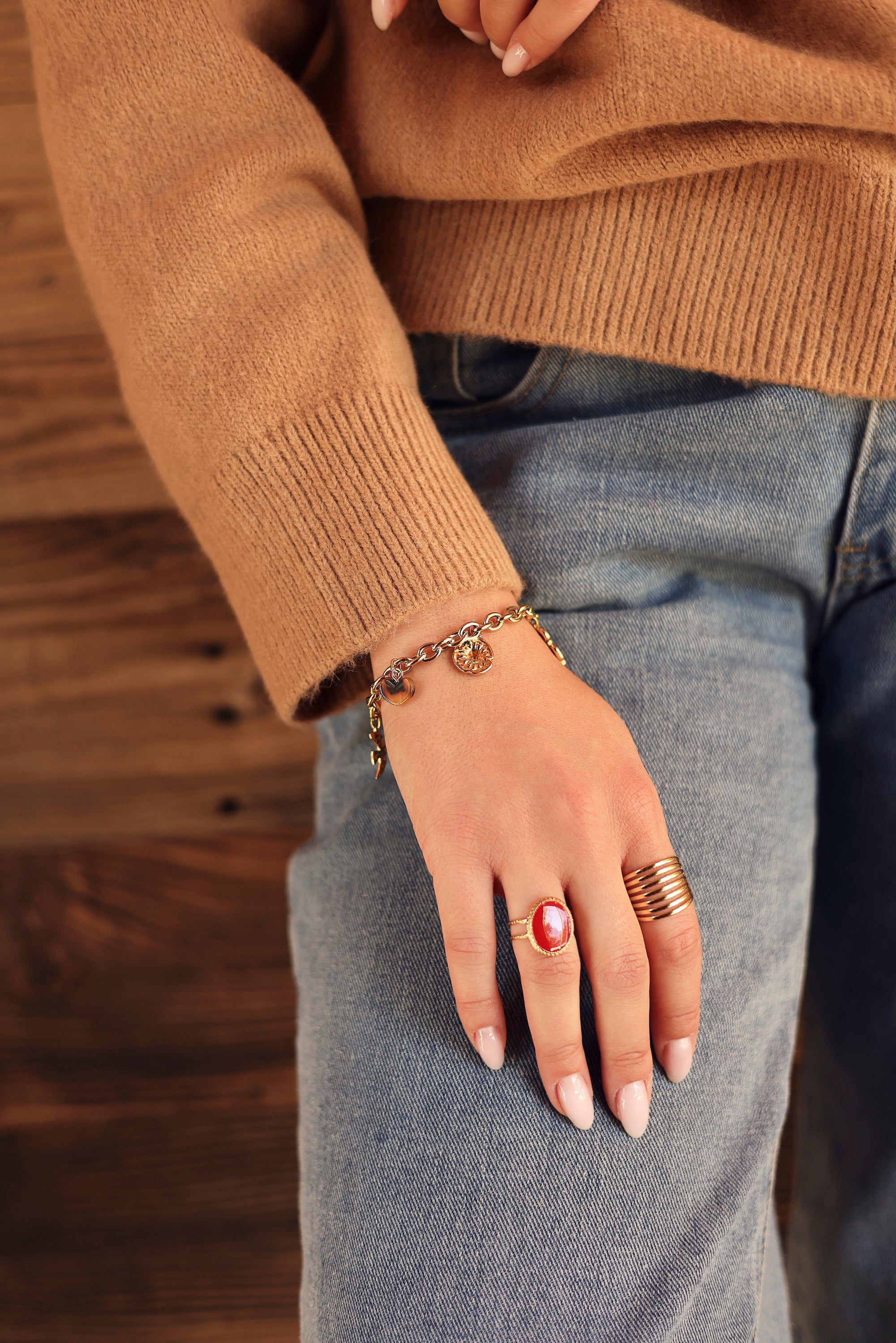 Bracelet en maille doré Elias avec pendentifs soleil, trèfle, cœur et hirondelle - Bijou porté